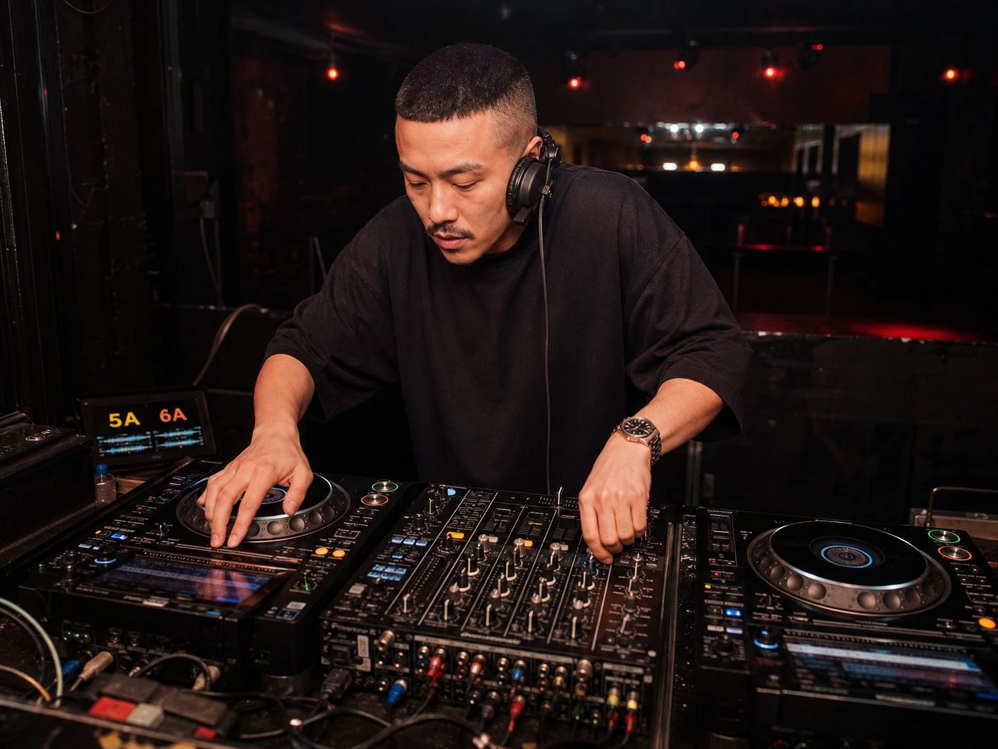 2 曲を合わせながら Camelot コードを確認する DJ