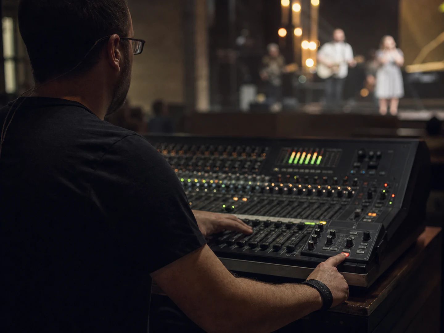 Técnico de sonido en directo ajustando un tiempo de delay a partir de un tempo marcado